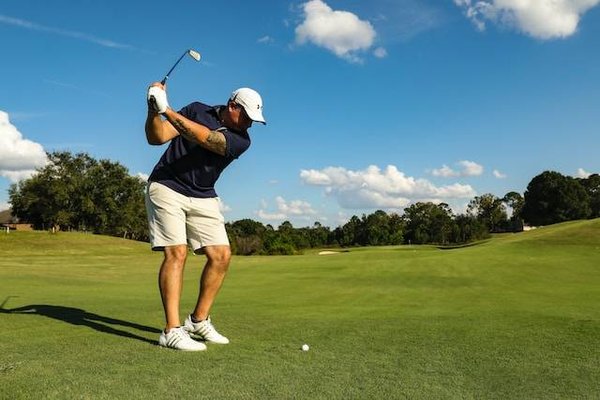 Comment choisir un stage de golf adapté à son niveau au Pays Basque ?